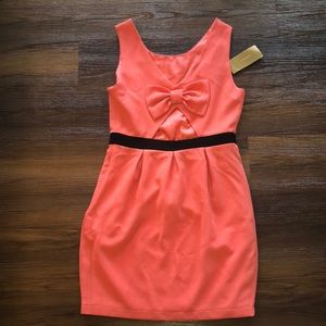 Adorable spring dress with back cutout and bow 🎀